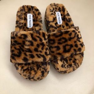 Steve Madden fabfuzz leopard fuzzy slippers